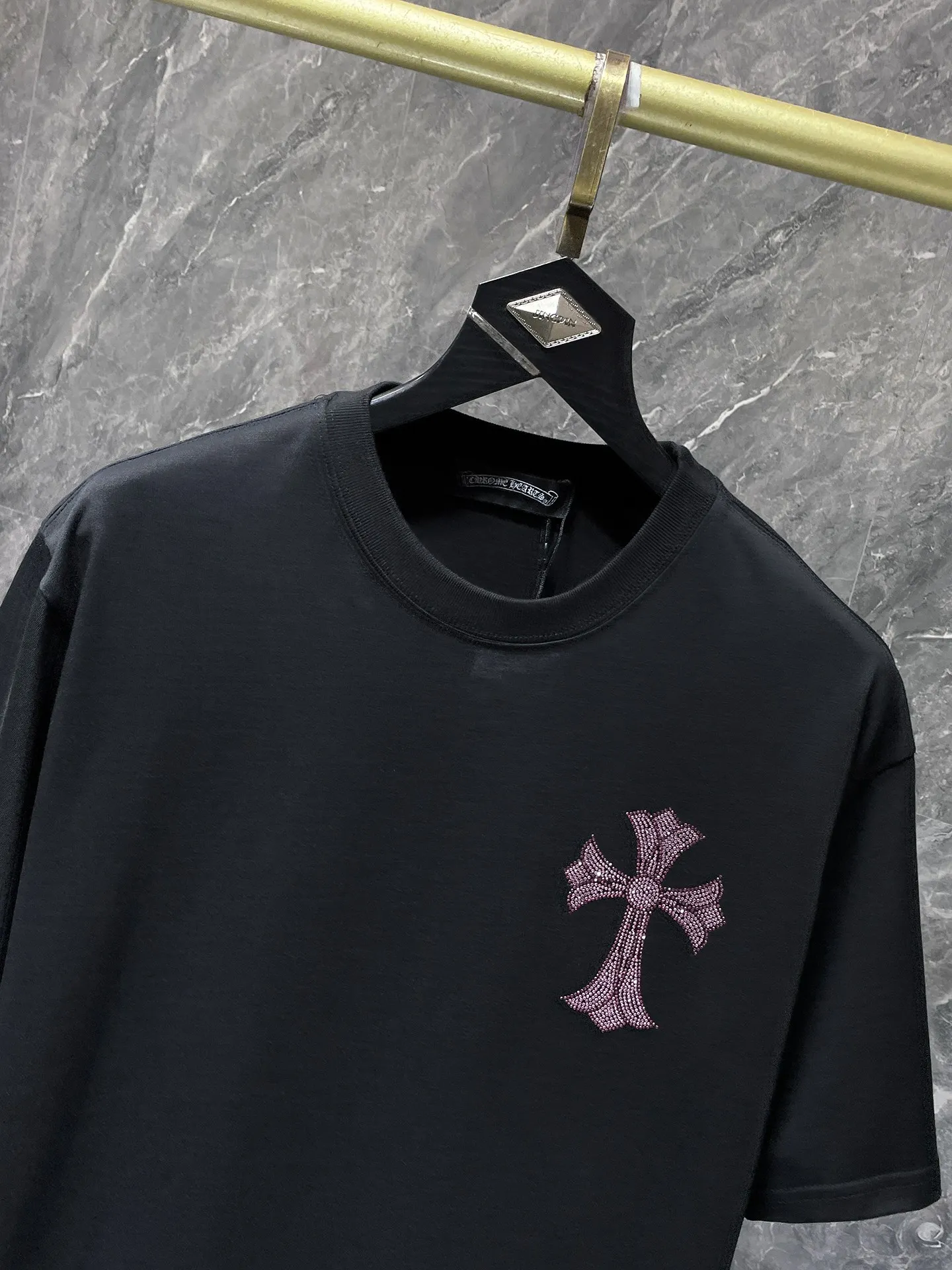 P170 New Chrome Hearts 25ss for summer. High-weight, environmentally friendly and high-quality top-quality fabric. 260g~285g. Heavy-duty hot-drilled horseshoes, Sanskrit letters, cross short-sleeves. Counter synchronization. 1:1 replica version. Recommended color: black. Size: S, M, L, XL.